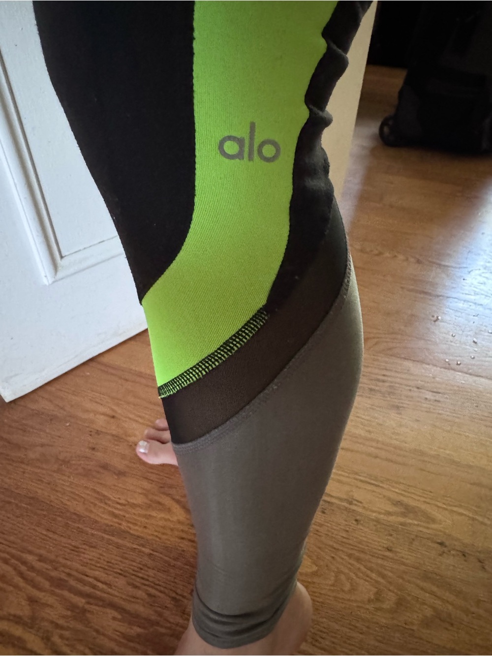 ALO Yoga High-Waist Black Leggings with Neon Green Panels - Picture 4 of 4